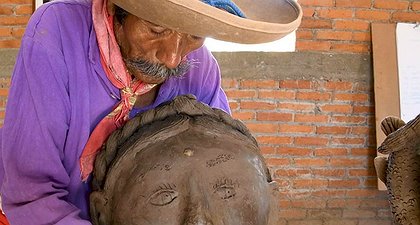 Blind Mexican Sculptor Inspires With Beautiful Figures Of Indigenous Women