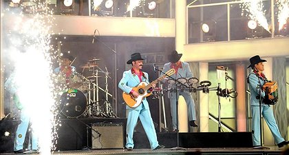 HISTORIC: Los Tucanes De Tijuana "Rompiéndola" With "La Chona" At Coachella