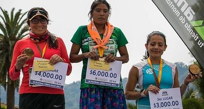 Mexican Tarahumara Woman Wins Ultramarathon Running in Sandals